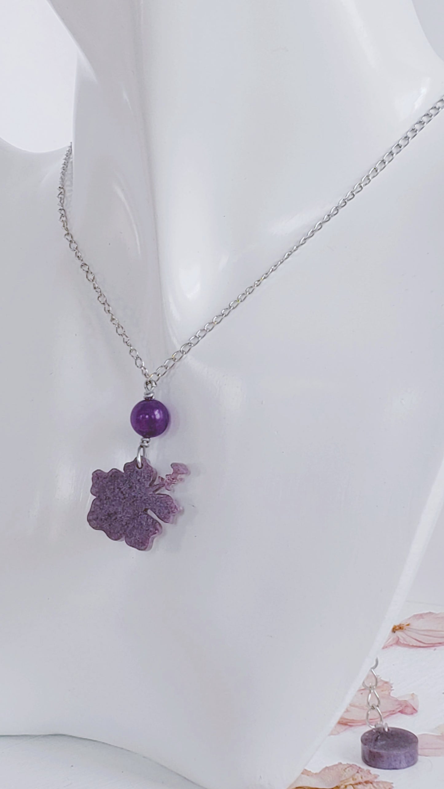 Collar en Acero Inoxidable  Flor Maga en Resina Violeta  con Cuarzo Violeta