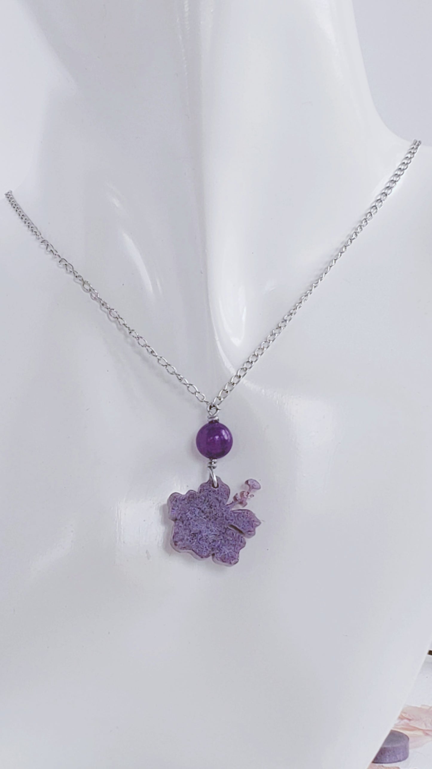 Collar en Acero Inoxidable  Flor Maga en Resina Violeta  con Cuarzo Violeta