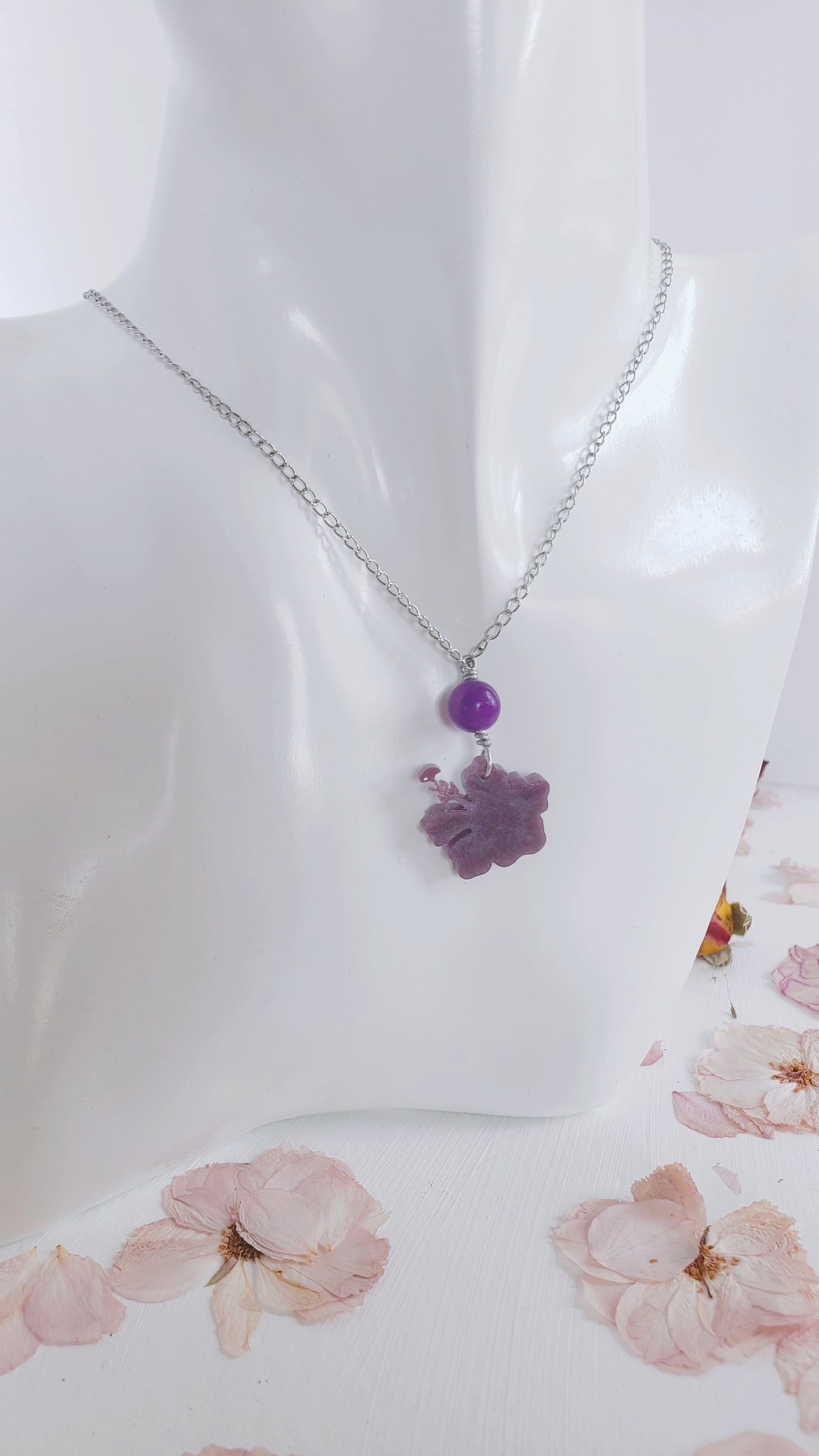 Collar en Acero Inoxidable  Flor Maga en Resina Violeta  con Cuarzo Violeta