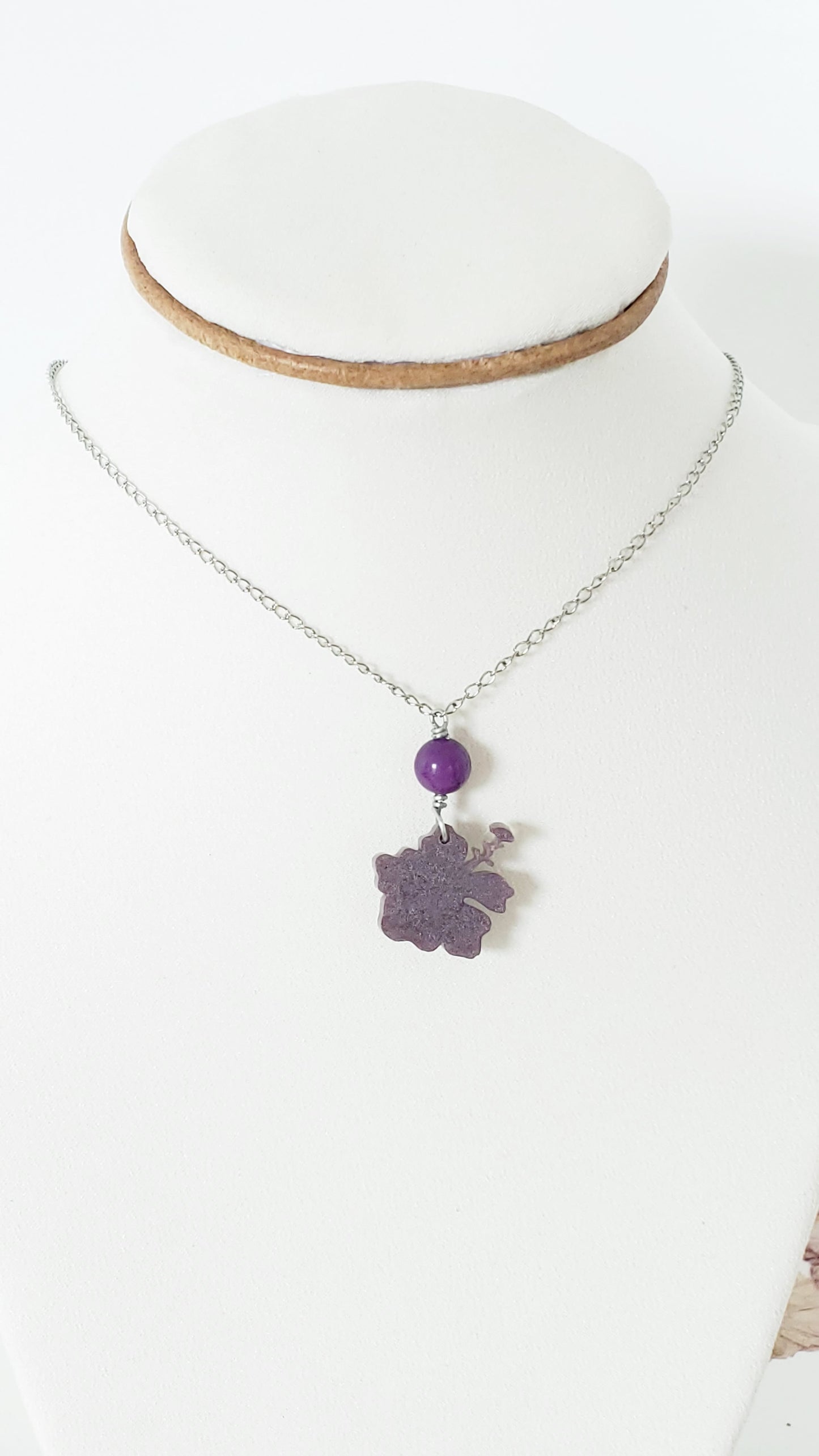 Collar en Acero Inoxidable  Flor Maga en Resina Violeta  con Cuarzo Violeta