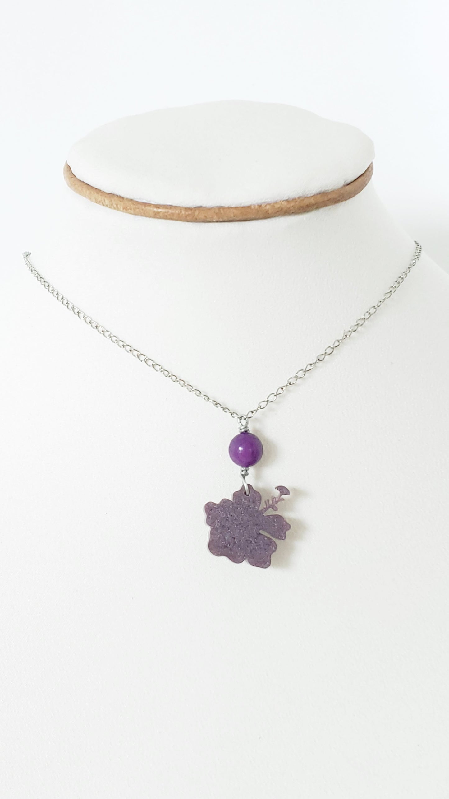 Collar en Acero Inoxidable  Flor Maga en Resina Violeta  con Cuarzo Violeta