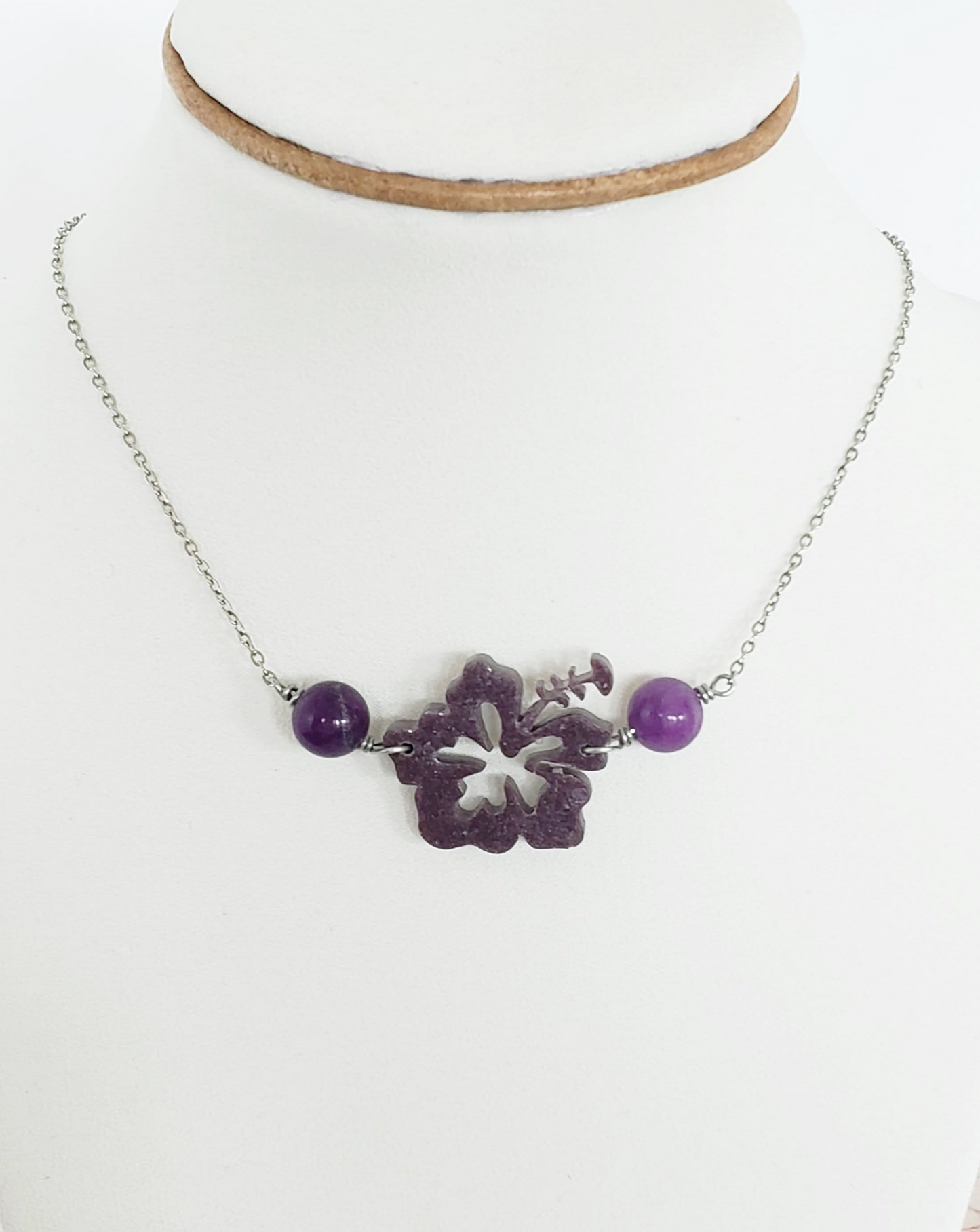 Collar en Acero Inoxidable  Flor Maga en Resina Violeta y Cuarzo Violeta