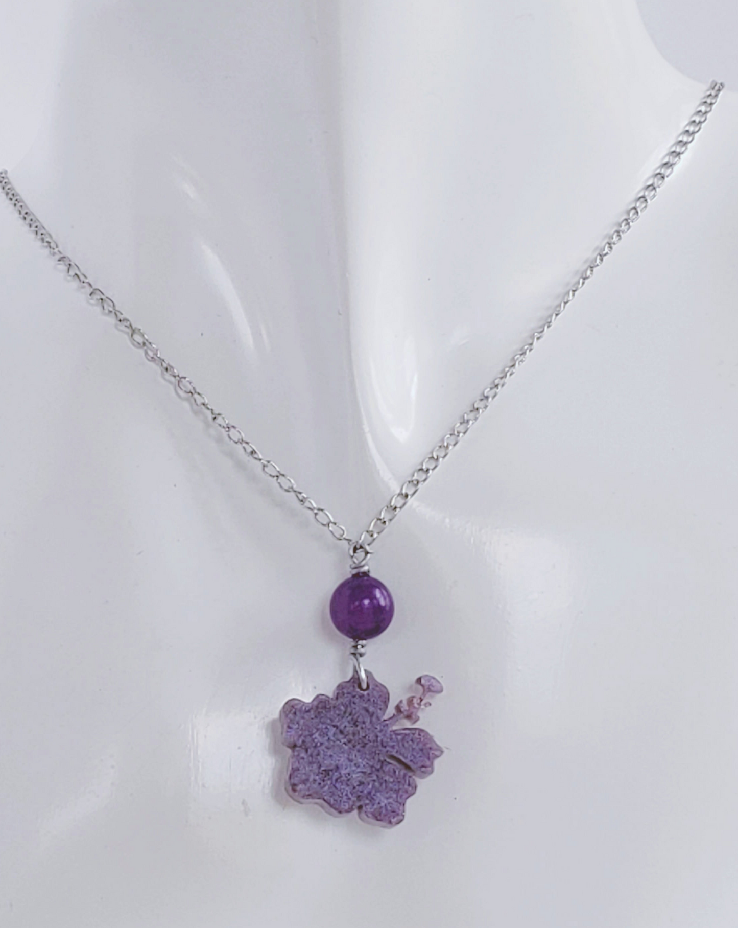 Collar en Acero Inoxidable  Flor Maga en Resina Violeta  con Cuarzo Violeta