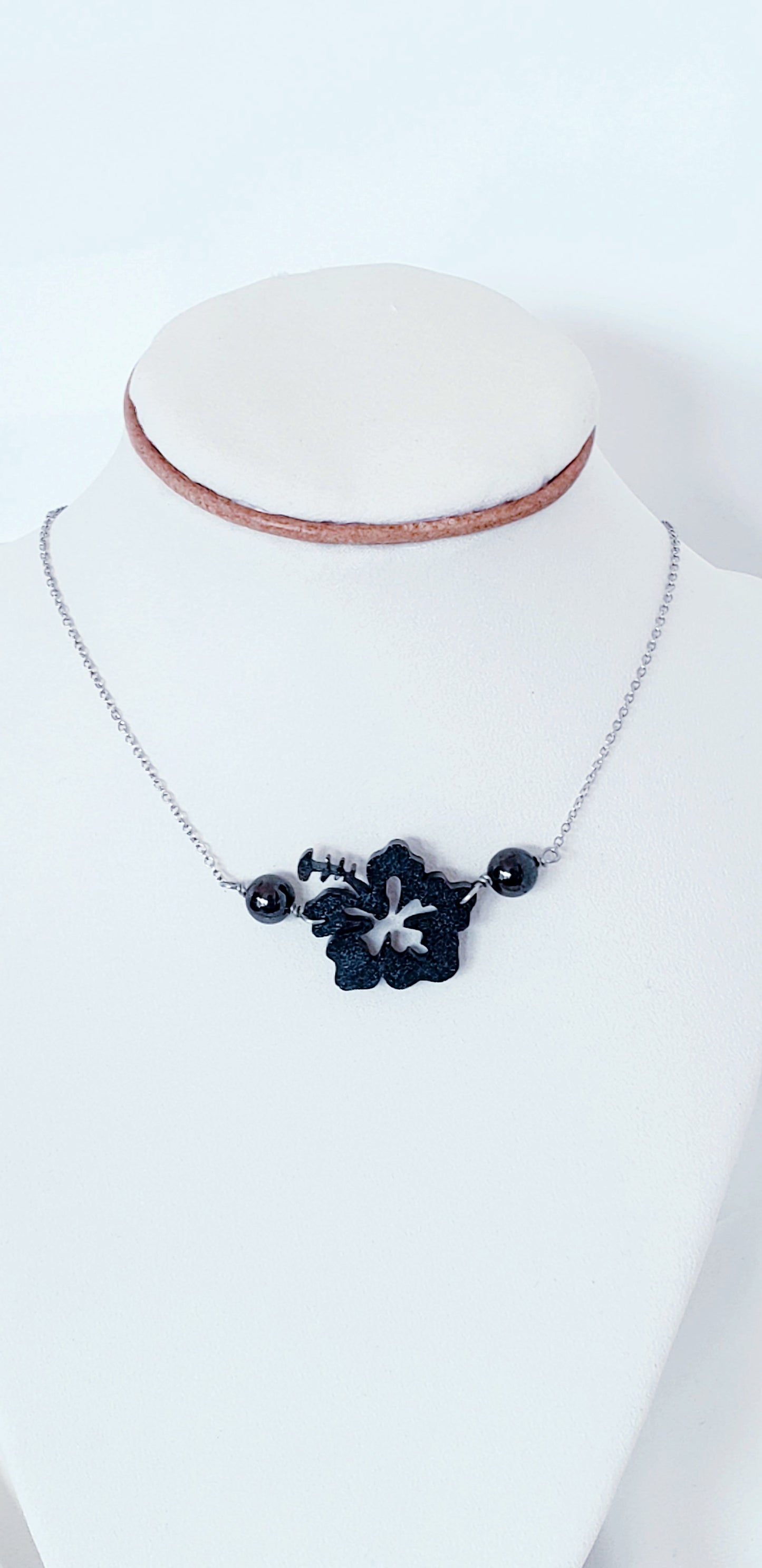 Collar  , en Acero Inoxidable con Flor Grande Maga en Resina Negro con Piedra Hematite Negro Plomo