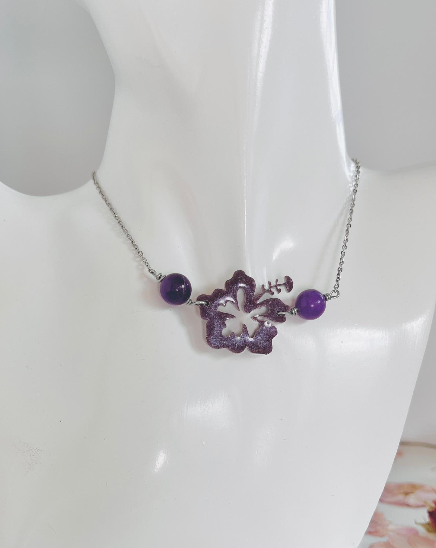 Collar en Acero Inoxidable  Flor Maga en Resina Violeta y Cuarzo Violeta