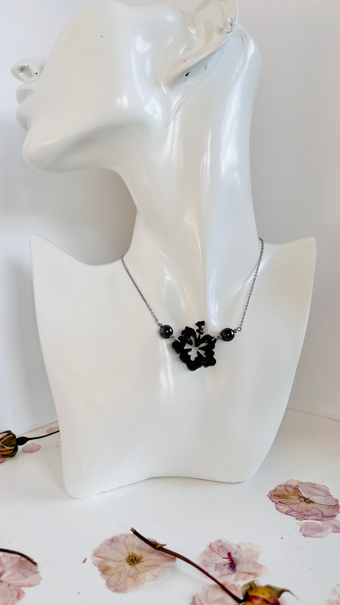 Collar  , en Acero Inoxidable con Flor Grande Maga en Resina Negro con Piedra Hematite Negro Plomo