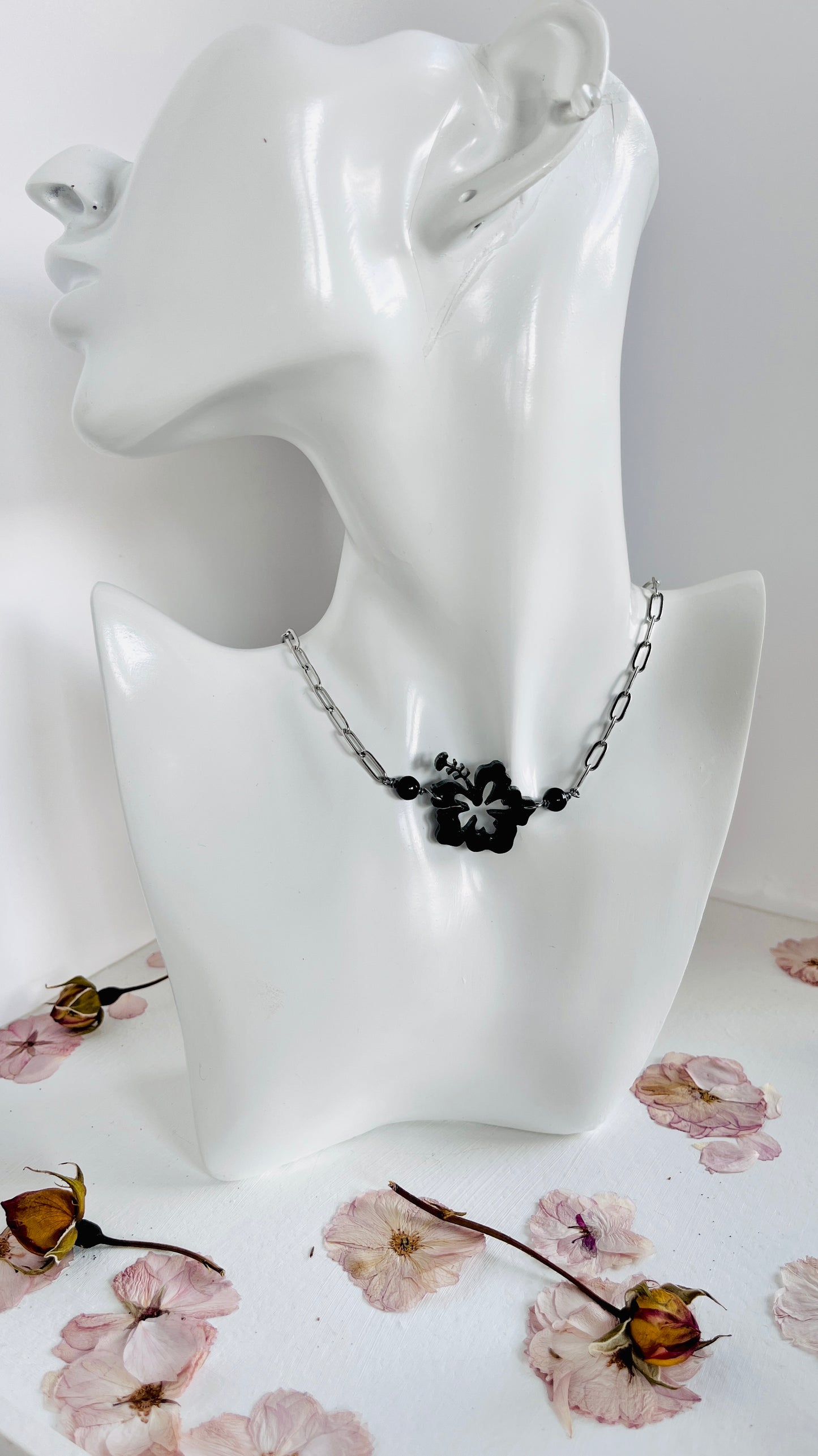 Collar Unisex , en Acero Inoxidable con Flor Grande  Maga en Resina Negro con Piedra Agate negra