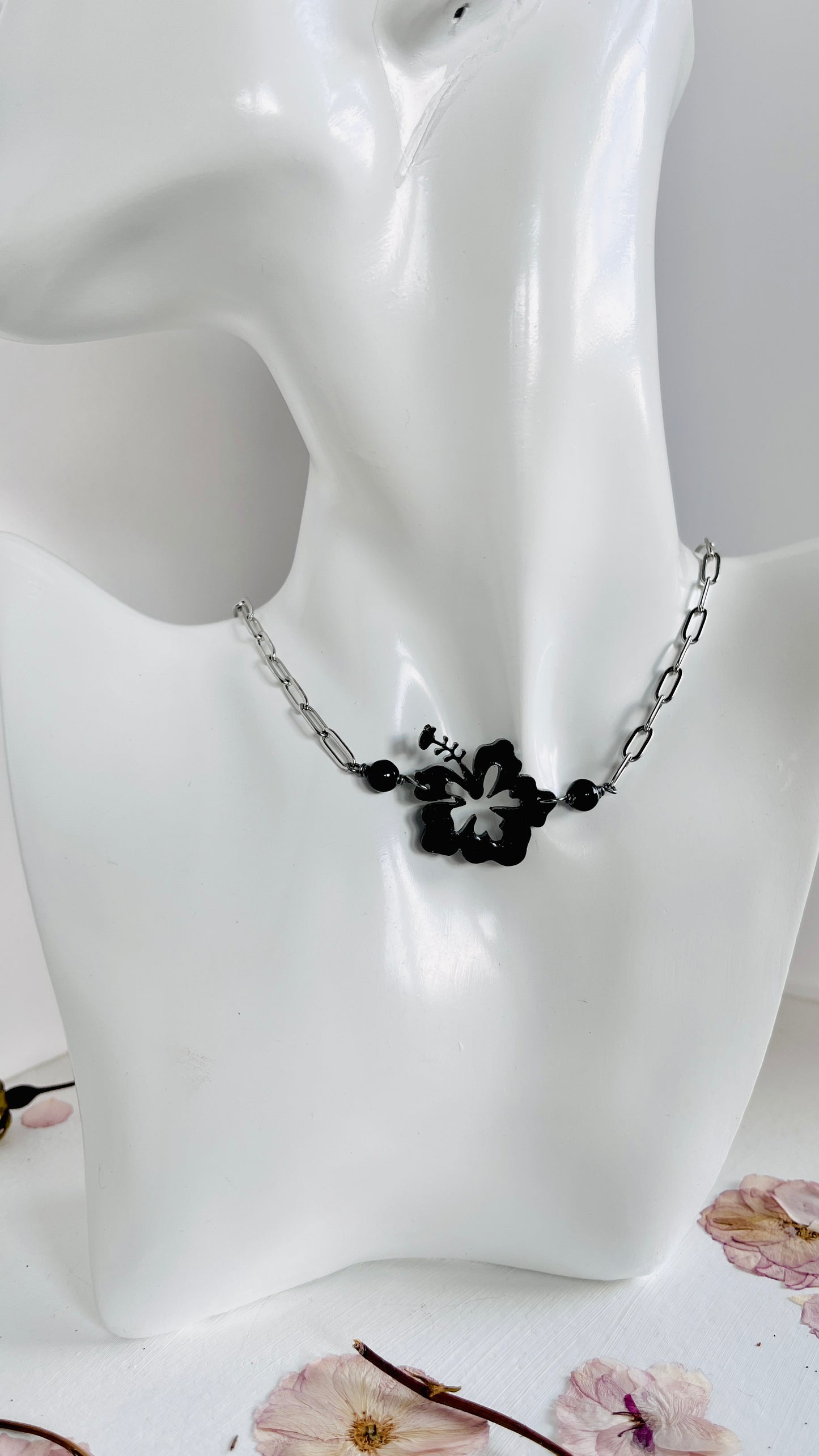 Collar Unisex , en Acero Inoxidable con Flor Grande  Maga en Resina Negro con Piedra Agate negra