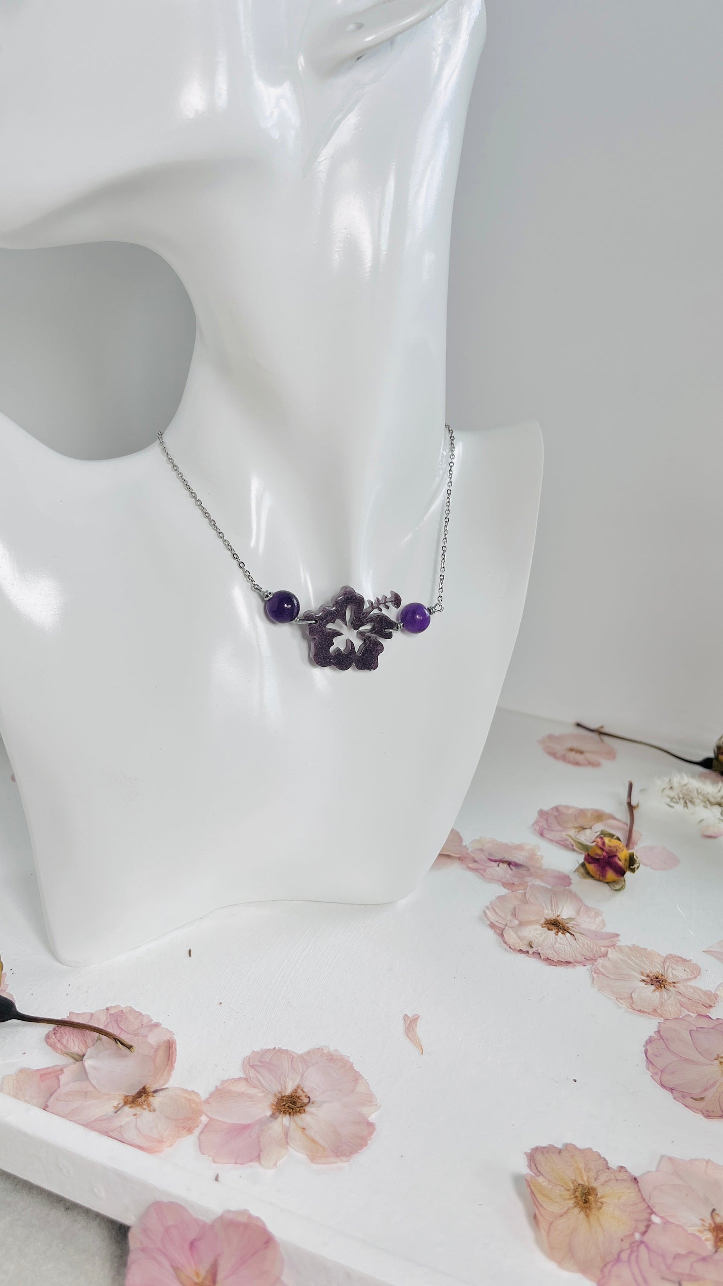 Collar en Acero Inoxidable  Flor Maga en Resina Violeta y Cuarzo Violeta