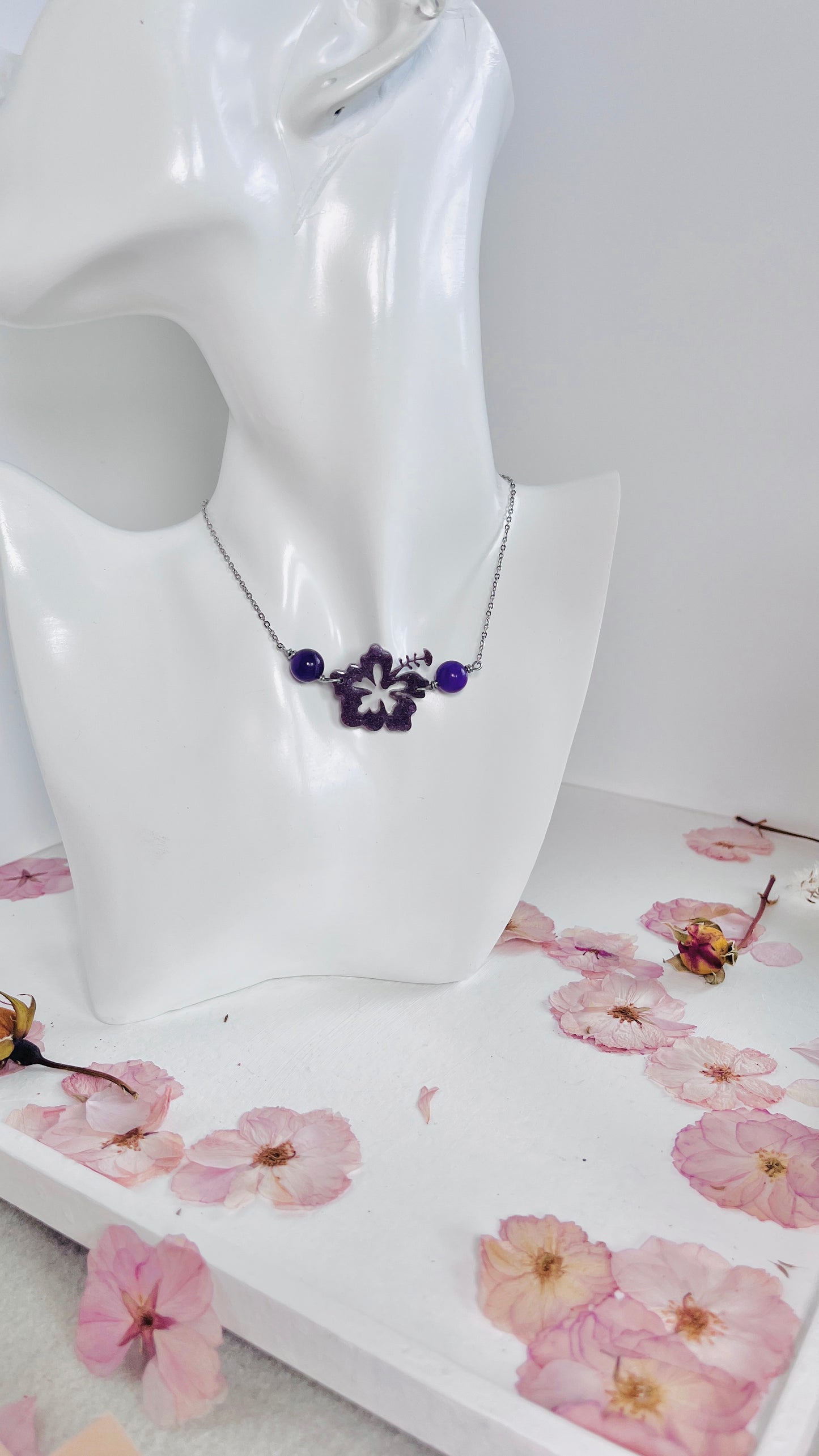 Collar en Acero Inoxidable  Flor Maga en Resina Violeta y Cuarzo Violeta