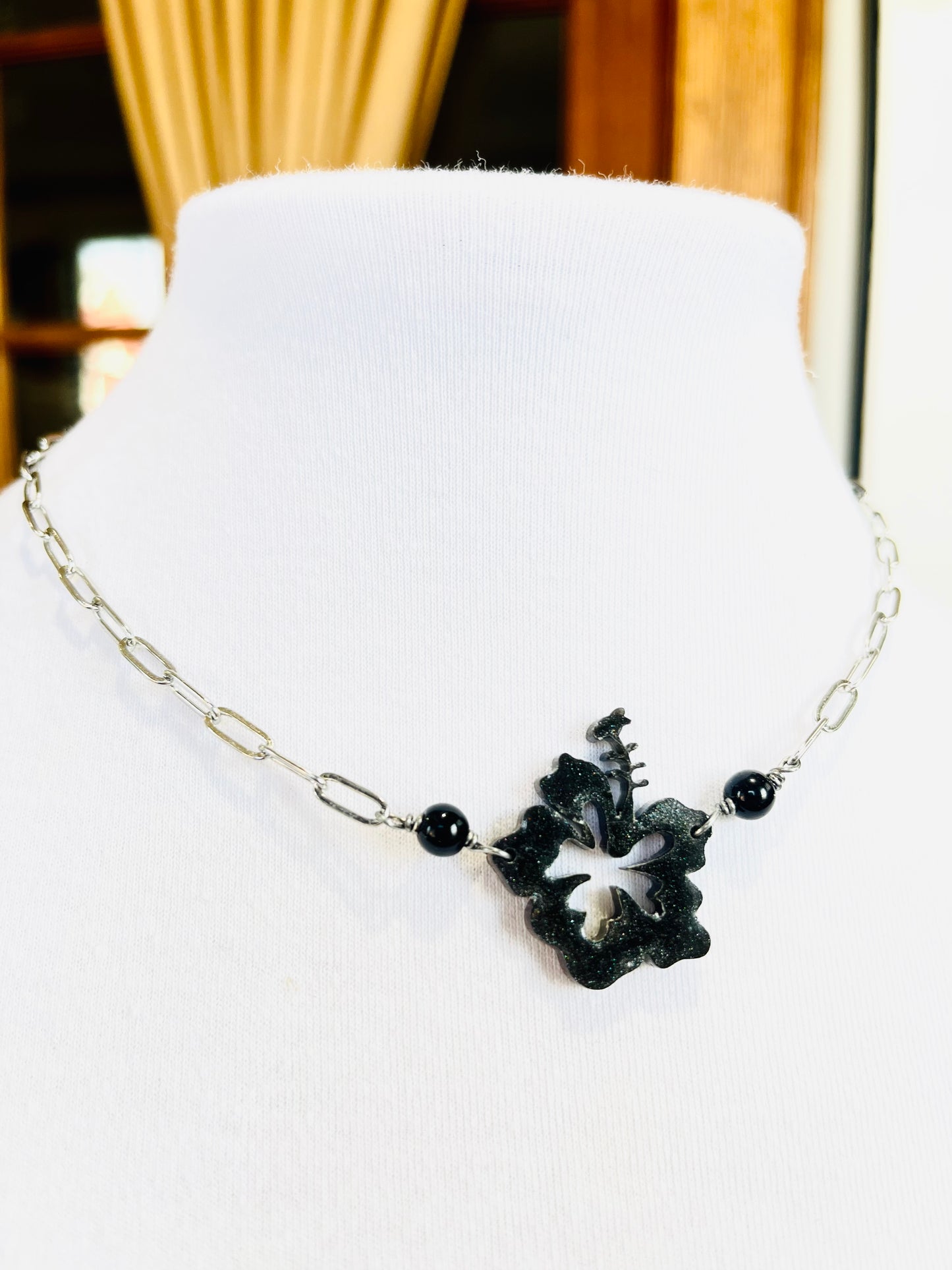 Collar Unisex , en Acero Inoxidable con Flor Grande  Maga en Resina Negro con Piedra Agate negra