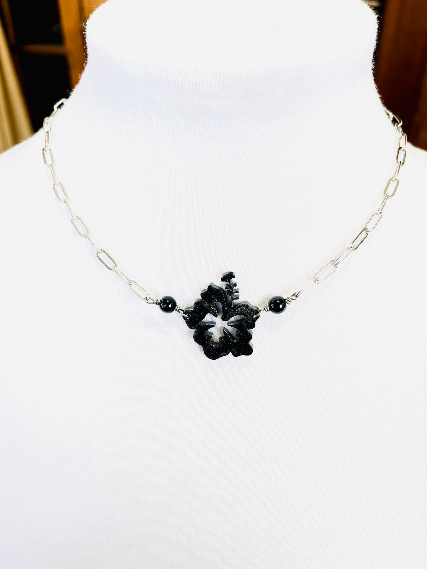 Collar Unisex , en Acero Inoxidable con Flor Grande  Maga en Resina Negro con Piedra Agate negra