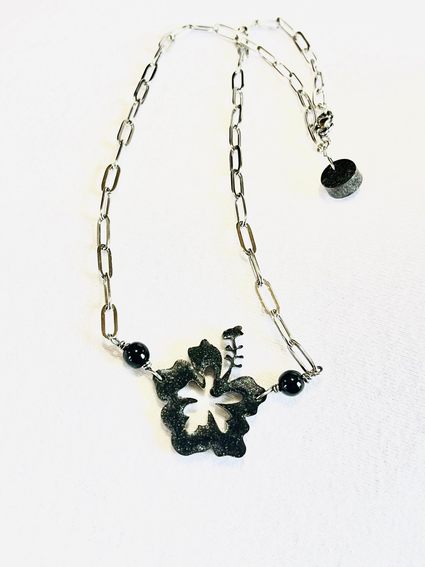 Collar Unisex , en Acero Inoxidable con Flor Grande  Maga en Resina Negro con Piedra Agate negra